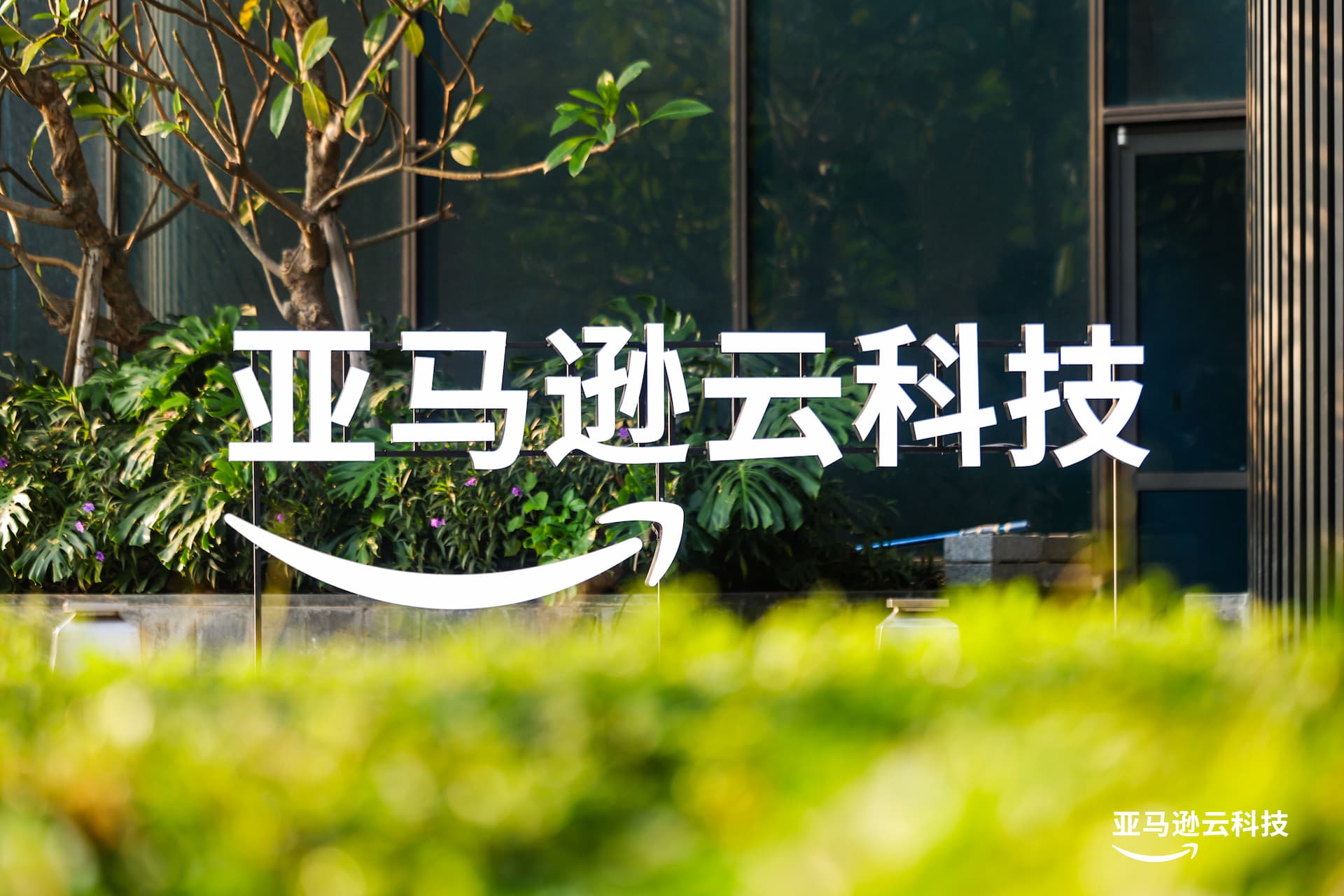 这四个出海故事，看AI时代中国企业从「卖出去货」走到「在当地扎根」