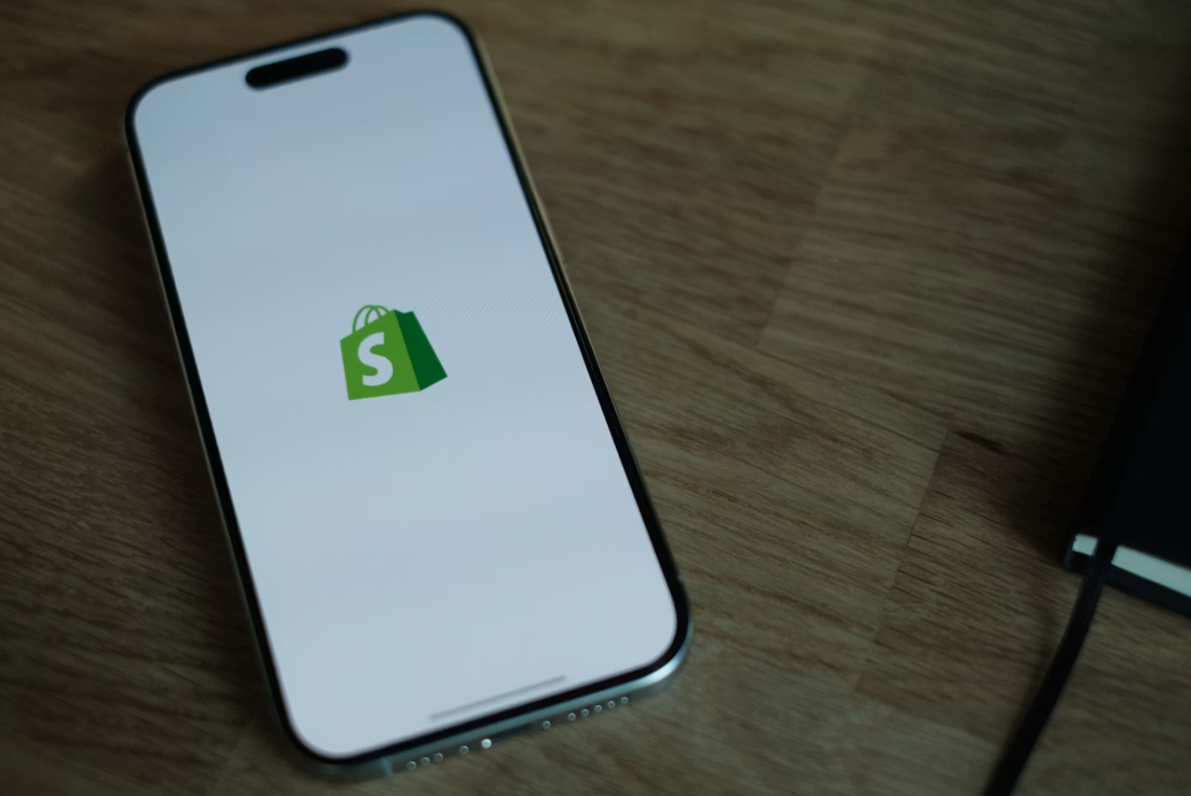 AI赋能电商，Shopify Q2营收同比大增34%，Q3业绩指引超预期推动股价跳涨