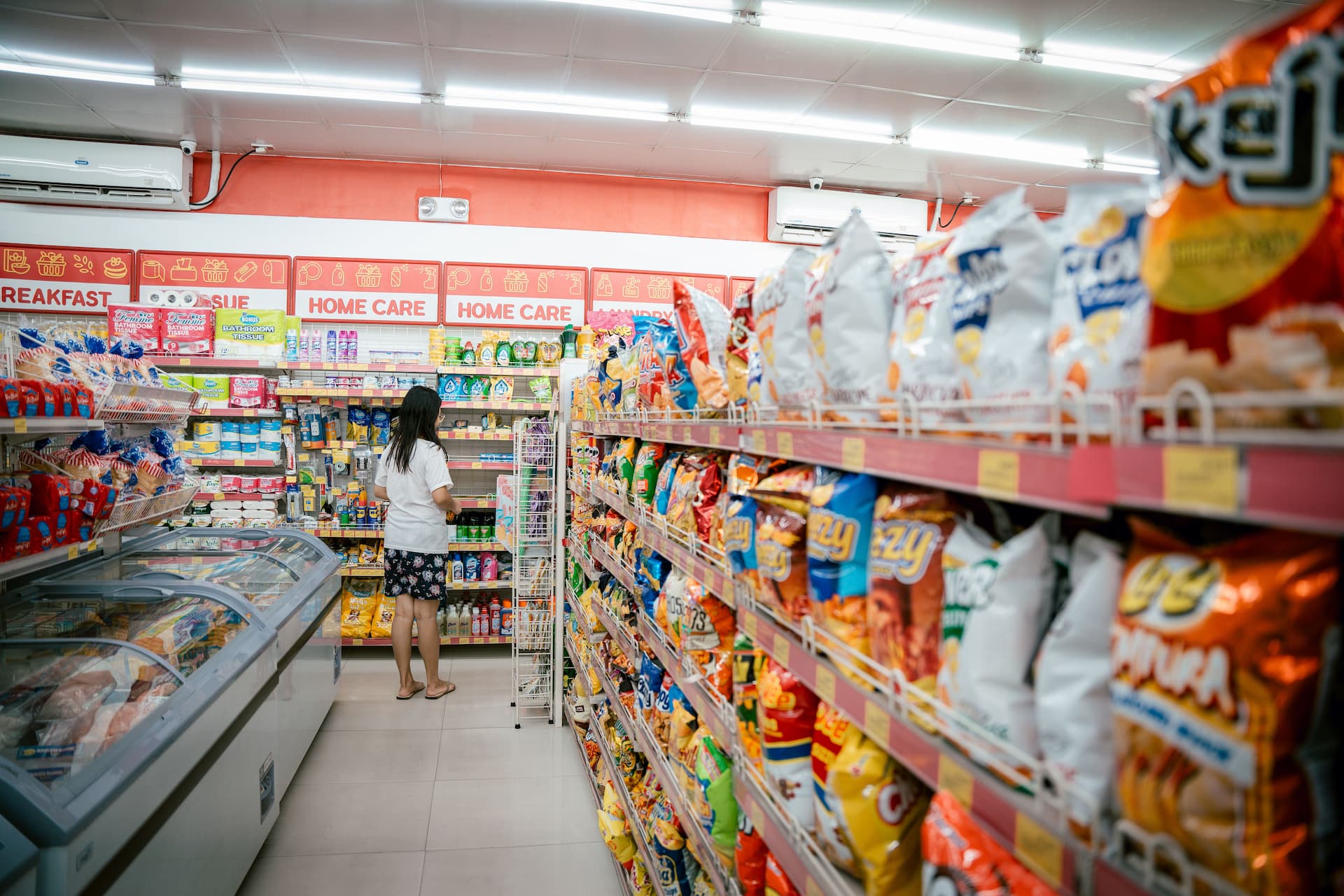 美宜佳在越南，开始把店开进加油站了