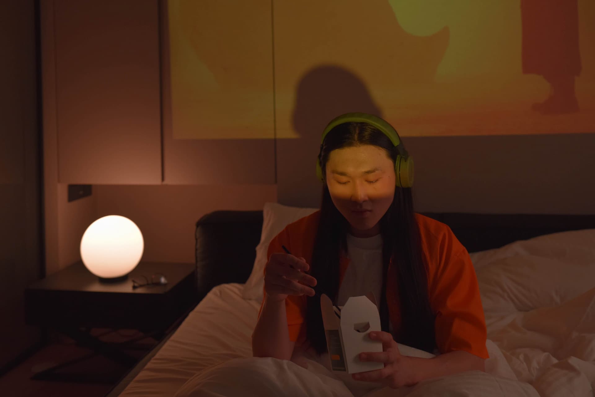 把书投到天花板上，这款阅读投影仪在TikTok卖爆了