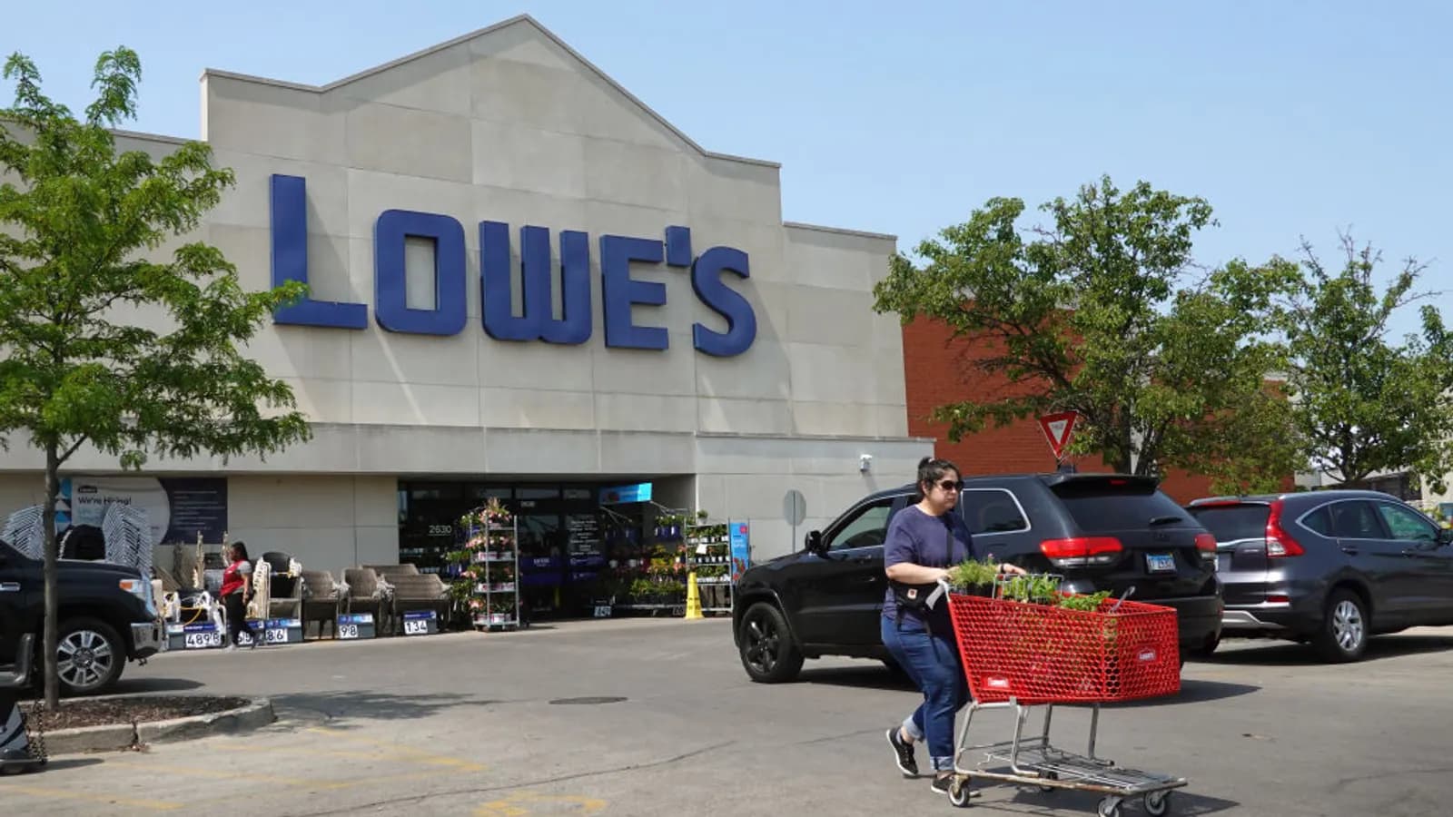 Lowe’s courts DIY shoppers as AI tools boost online conversions